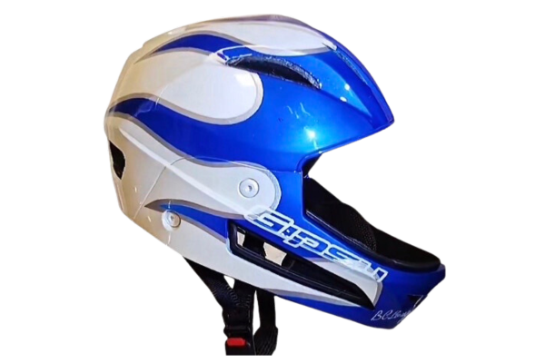 白と青色のヘルメット